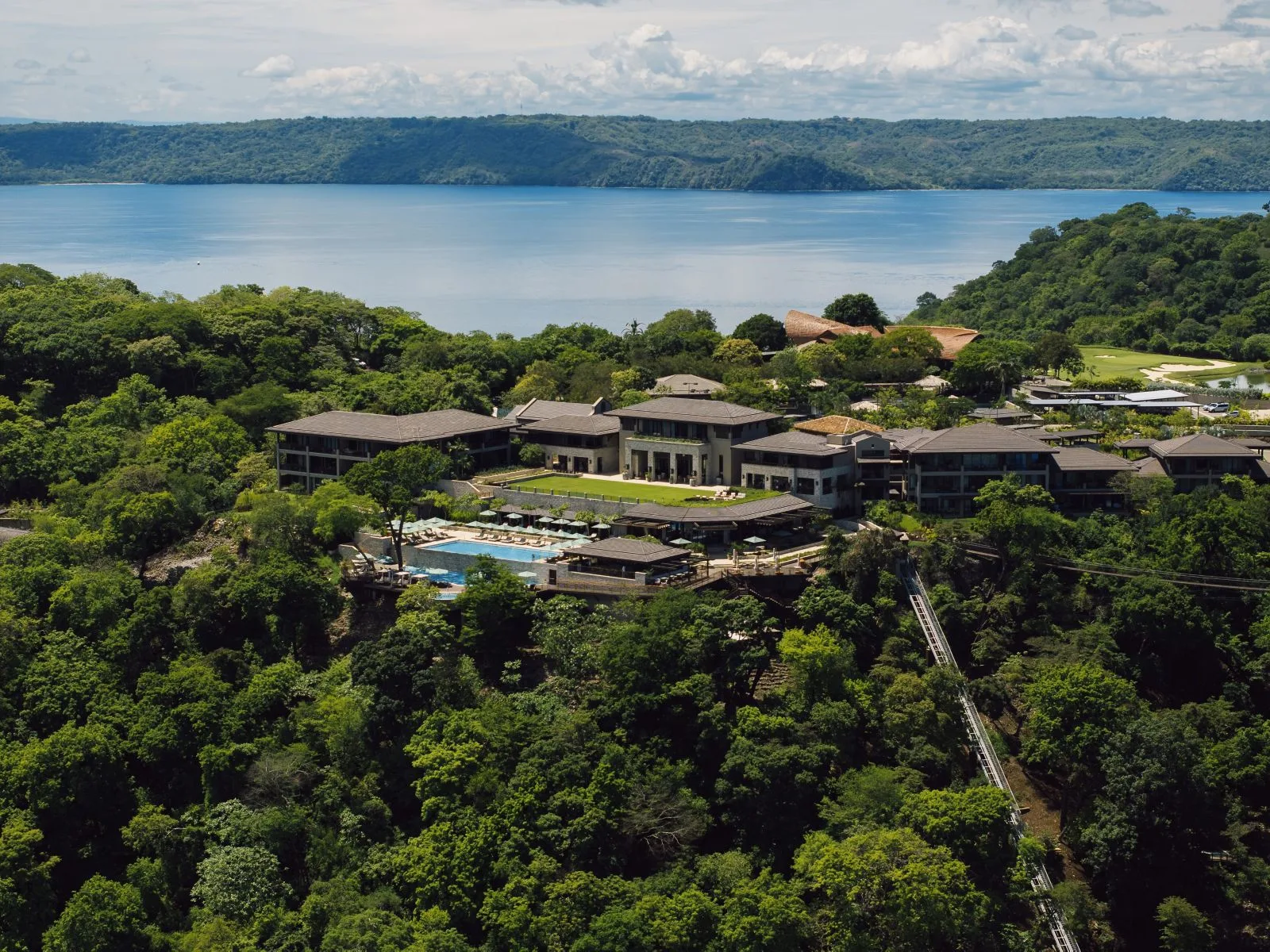 Vista aérea de Nekajui Peninsula Papagayo, a Ritz-Carlton Reserve, rodeado de vegetación tropical en Guanacaste, Costa Rica.